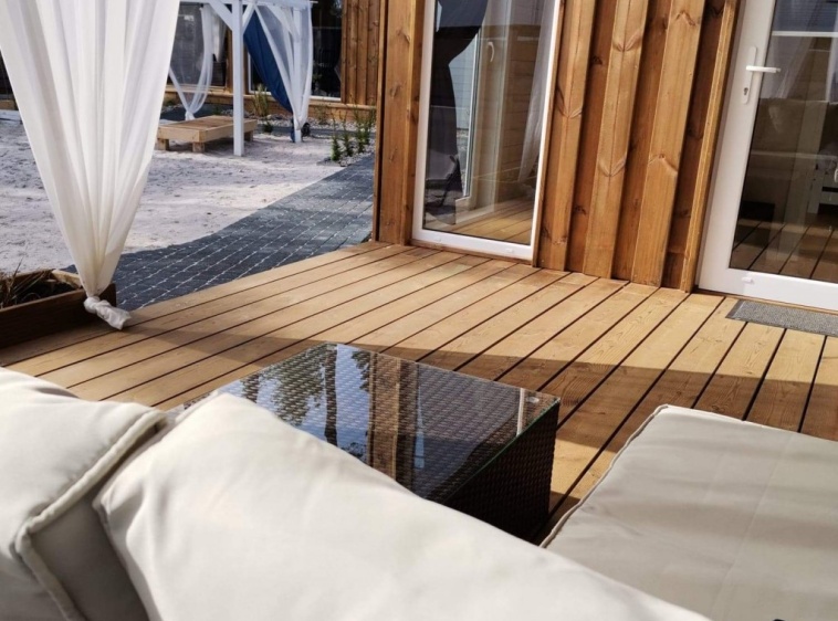 Patio Dębki Domek czarny taras?v=1.0